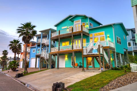 Two huge decks facing the beach and easy parking for 4+ cars