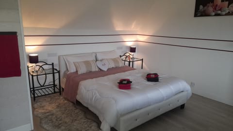 Romantic Double Room (Glamour) | Premium bedding, individually decorated, desk, laptop workspace