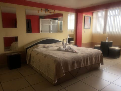 Standard Studio | Laptop workspace, free WiFi, bed sheets