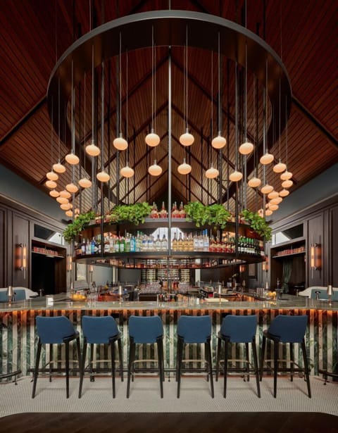 2 restaurants, lunch served