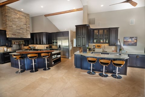 MAIN HOME - Plenty of seating at the open kitchen and bar islands!