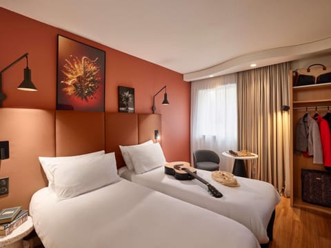 Room, 2 Twin Beds | Premium bedding, desk, soundproofing, iron/ironing board