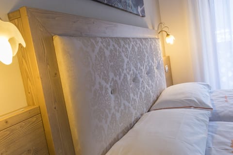 Comfort Room | In-room safe, desk, free WiFi, bed sheets