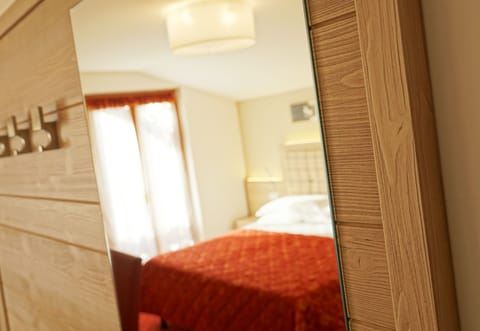 Comfort Room | In-room safe, desk, free WiFi, bed sheets