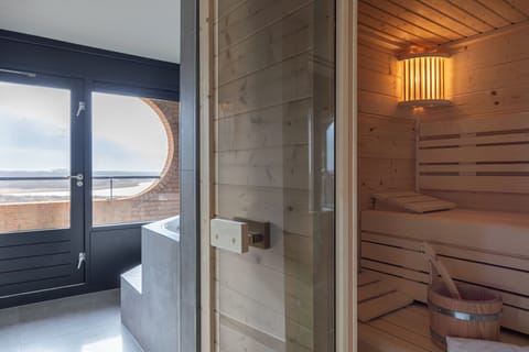 Combined shower/tub, eco-friendly toiletries, hair dryer, towels