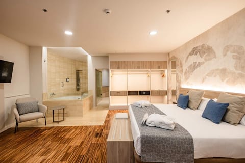 Family Room (Superior) | Premium bedding, minibar, in-room safe, desk