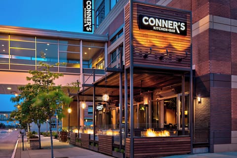 2 bars/lounges, lobby lounge