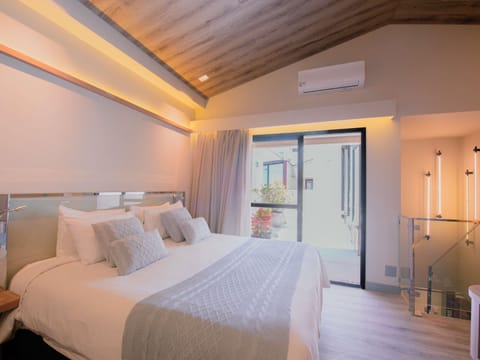 Executive Suite, 1 Queen Bed | 1 bedroom, minibar, in-room safe, desk