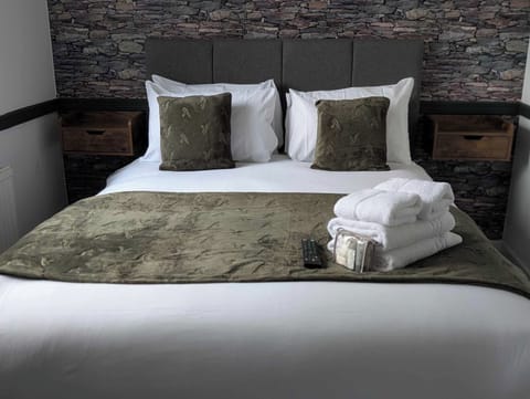 Comfort Double Room, 1 Double Bed, Ensuite | Free WiFi, bed sheets