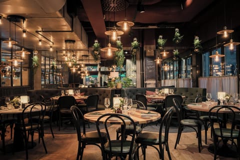 2 restaurants; lunch and dinner served