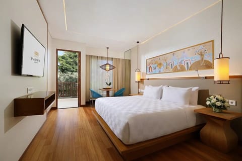 Family Room | Premium bedding, in-room safe, desk, blackout drapes