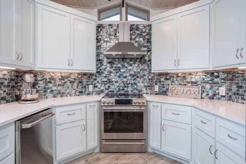 Ohhh that kitchen! All new!