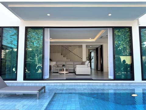 Family House, 4 Bedrooms, Bathtub, Courtyard Area | Living area | 40-inch TV with satellite channels