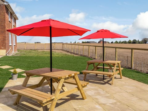 Garden and grounds | Old Alton Hall Farmhouse, Holbrook, near Ipswich