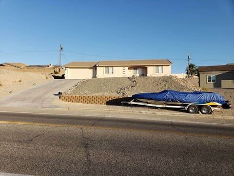 * Havasu Lighthouse*  Peaceful & Comfortable. Boat Parking is located on the bottom of the property it's 11'.5 feet wide by 45' feet long.   