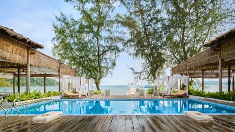 Outdoor pool, pool umbrellas, sun loungers