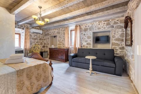 Studio Suite, Non Smoking | Premium bedding, minibar, in-room safe, individually decorated