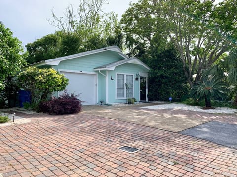 SWEET LUNA COTTAGE!  ROOM FOR 3 CARS + ONE CAR GARAGE