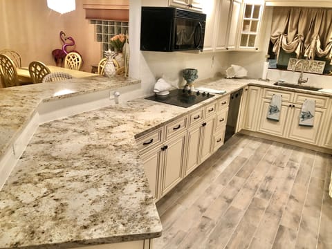 Beautiful breakfast bar and granite kitchen.🧜🏻‍♀️🌊