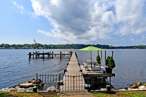 Tranquil retreat on the South River - private dock