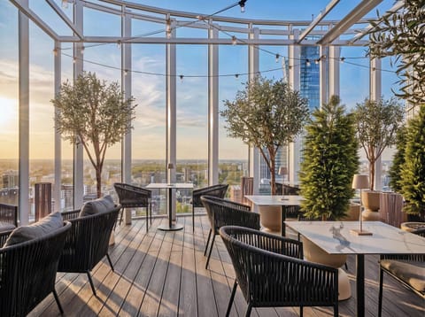 2 bars/lounges, cocktail bar