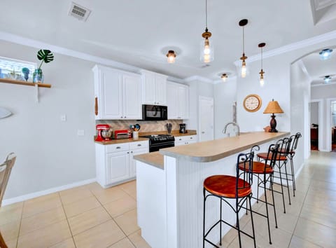 Dining Area: Seats 6, plus additional seating at the kitchen bar.