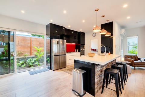 House, 5 Bedrooms | Private kitchen | Full-size fridge, microwave, oven, stovetop