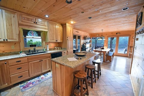 Suches Cabin Rental with Hot tub, Wifi and custom outdoor fire pit