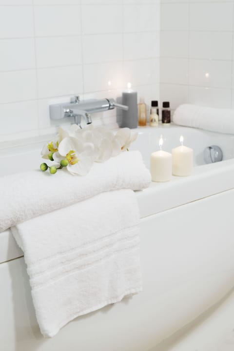 Family Suite | Deep soaking bathtub
