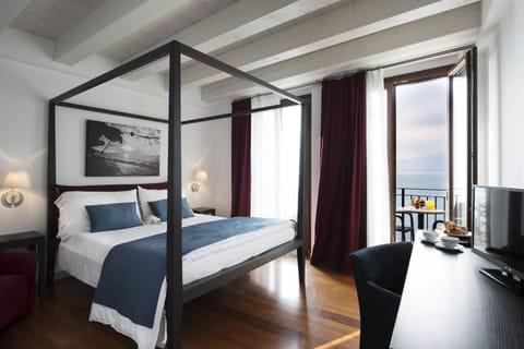 Junior Suite | Down comforters, minibar, in-room safe, iron/ironing board