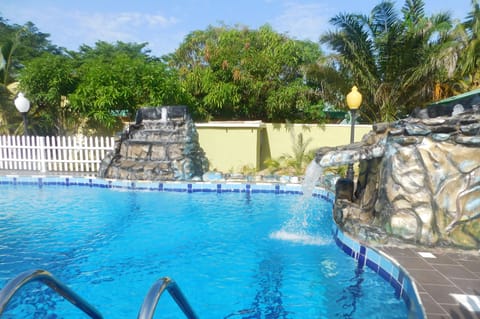 2 outdoor pools