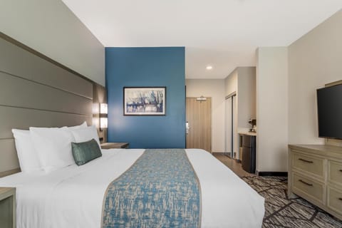 Standard Room, 1 King Bed, Non Smoking, Refrigerator & Microwave | Desk, laptop workspace, iron/ironing board, WiFi (free)
