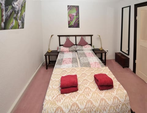 House | 4 bedrooms, WiFi (free), bed sheets