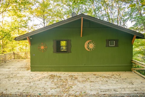 This is the front of the cabin and the parking deck