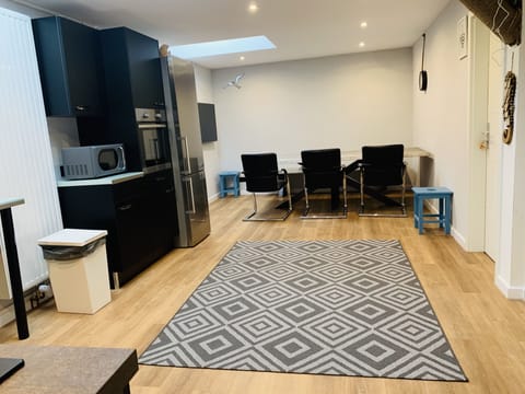 Condo (Maritim Rooms) | Shared kitchen | Stovetop, cookware/dishes/utensils