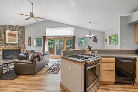 Townhome, 3 Bedrooms | Private kitchen | Fridge, oven, coffee/tea maker, toaster