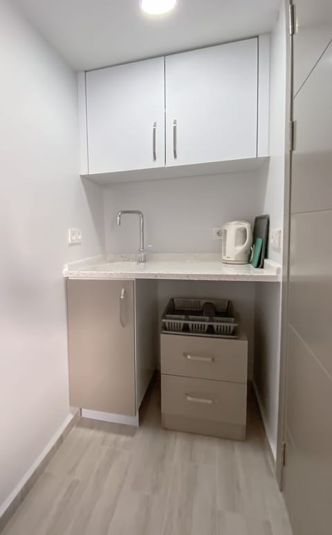 Apart 5 | Private kitchen | Fridge, oven, stovetop, electric kettle