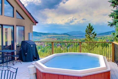 Community Hot Tub and Grill (shared with other units)