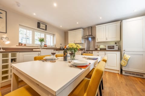 Ground floor: Modern kitchen