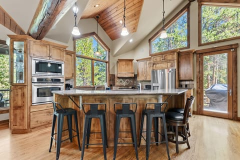 Kitchen: Stainless steel appliances, double oven, bar seating for 6, tableware & cookware 