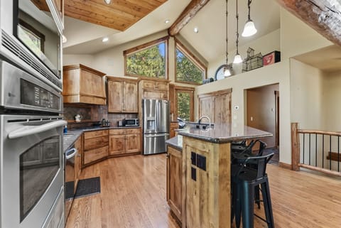 Kitchen: Stainless steel appliances, double oven, bar seating for 6, tableware & cookware 