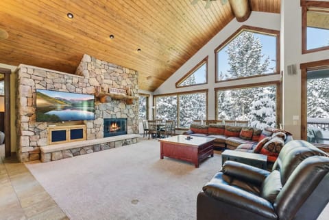 Living room: Smart TV, fireplace, sectional seating, dining nook