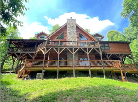 Beautiful large mountain view cabin with two wrap around decks