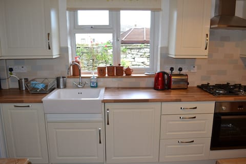 Fully fitted kitchen with oven, fridge, dishwasher, washing machine & microwave