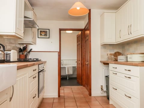 Pretty cream fitted kitchen