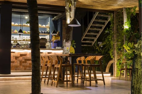 Breakfast, lunch, dinner served; international cuisine