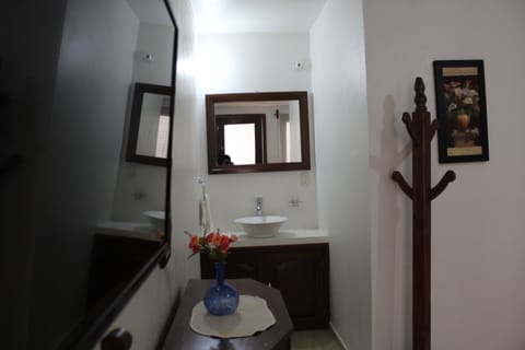 Shower, free toiletries, towels