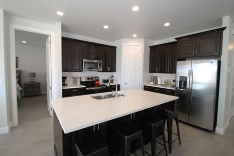 Fully equipped classic kitchen, counter seating (4)