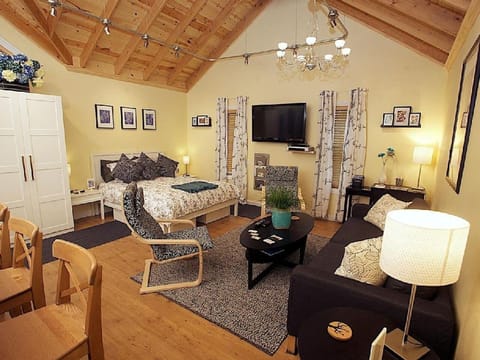 Enjoy a great night's sleep in the queen-size bed with comfy duvet in Tradhuset (treehouse)