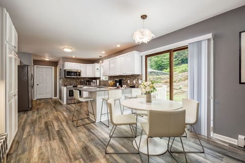 Stainless Steel New Eat In Kitchen